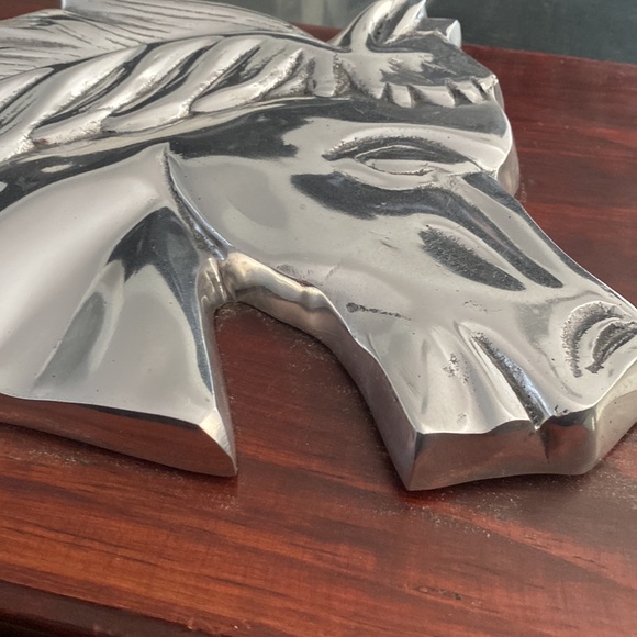 Argentinian pewter horse on wooden plank - Picture 2 of 6